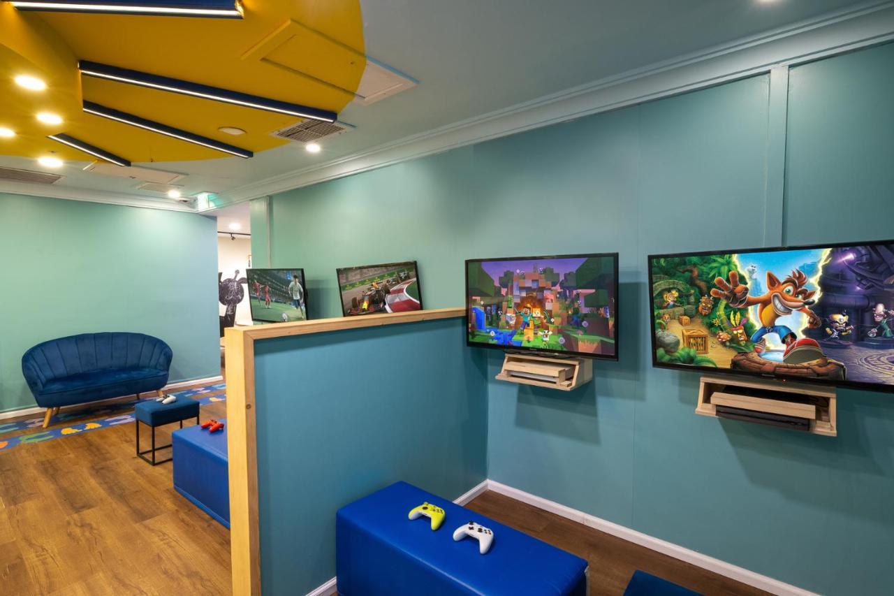 Aria Hotell Eilat Exteriör bild The video game room at the hospital