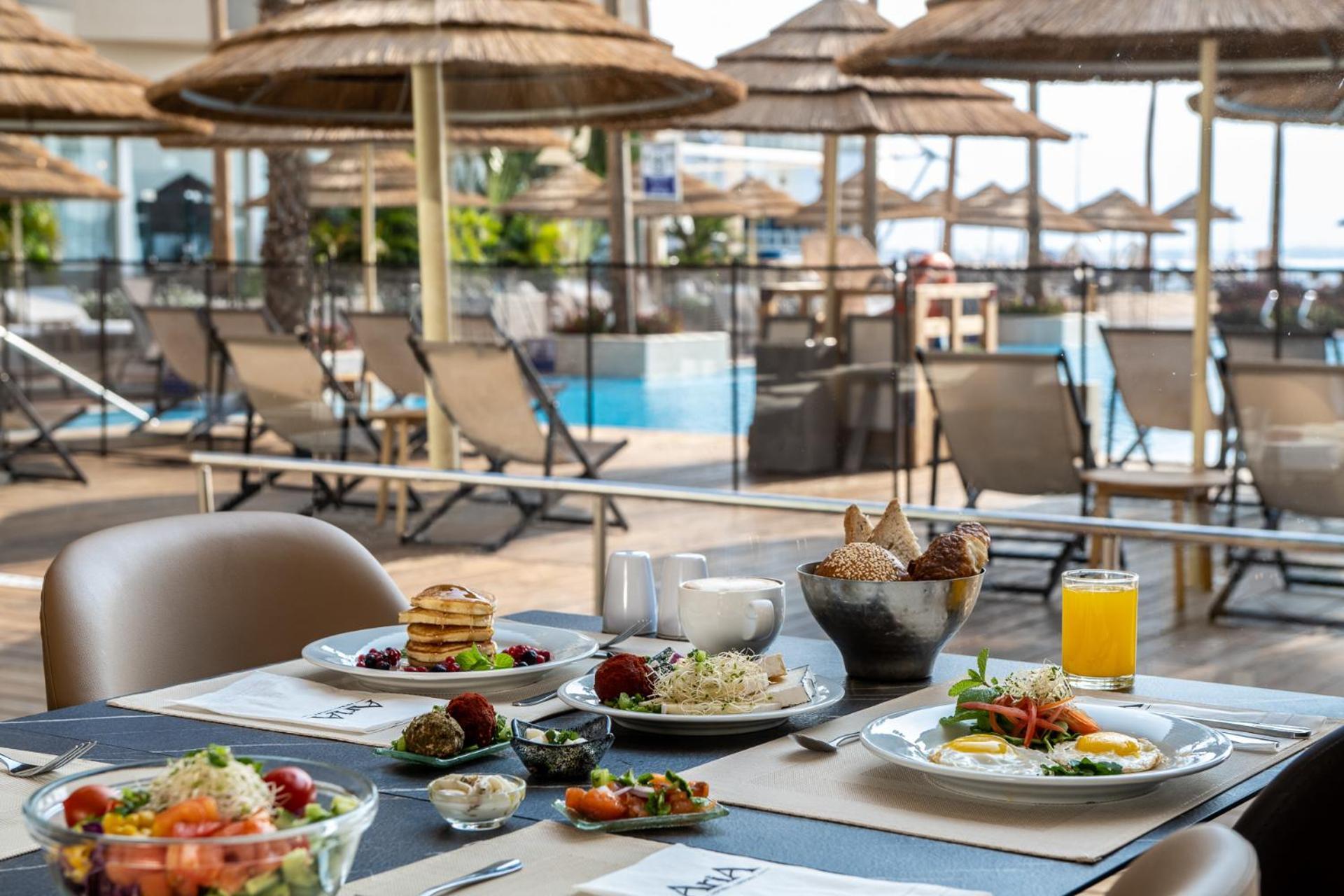 Aria Hotell Eilat Exteriör bild A buffet at a hotel